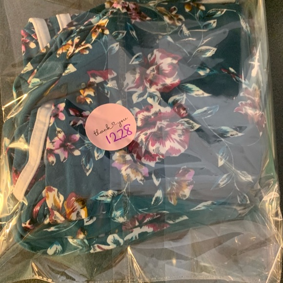 #1228 floral top size medium - Picture 4 of 4